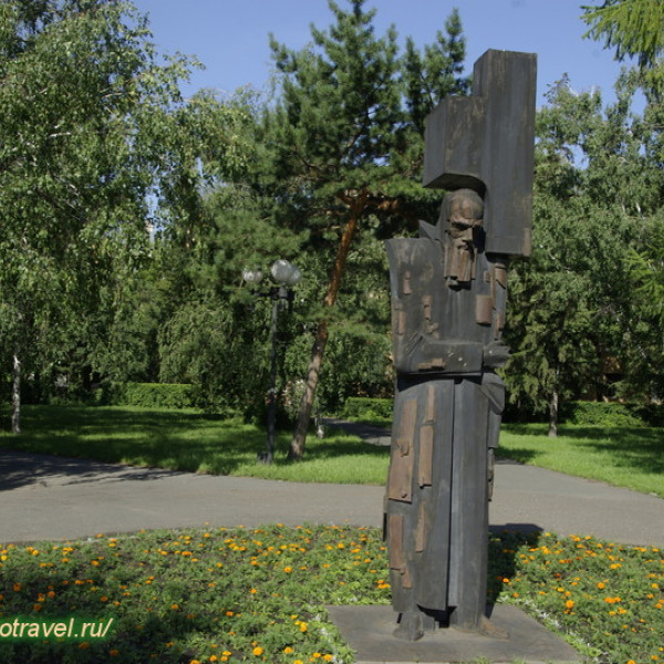 Памятник Ф.М. Достоевскому "Крест несущий"