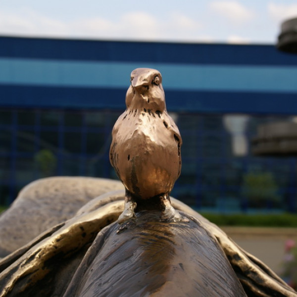 Скульптуры на площади у Комаровского рынка
