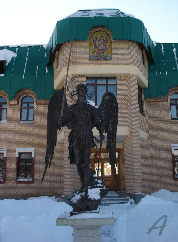 Скульптура архангела Михаила