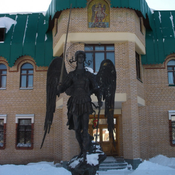 Скульптура архангела Михаила