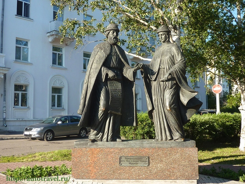 Памятник Петру и Февронии Муромским