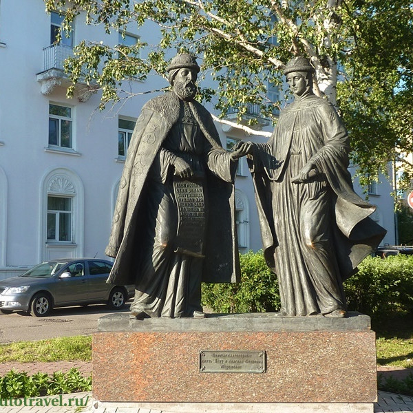 Памятник Петру и Февронии Муромским