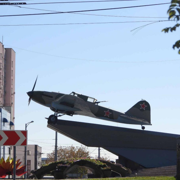 Памятник самолету Ил-2