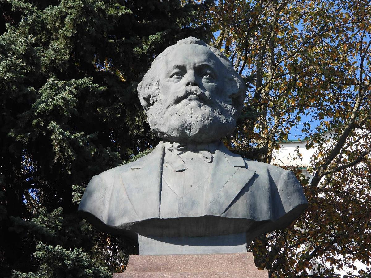 Первый в мире памятник Карлу Марксу