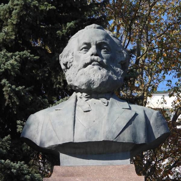 Первый в мире памятник Карлу Марксу