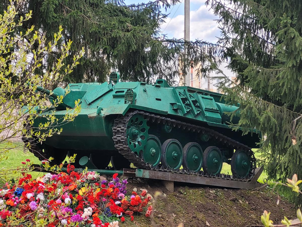 Памятник артиллерийскому тягачу