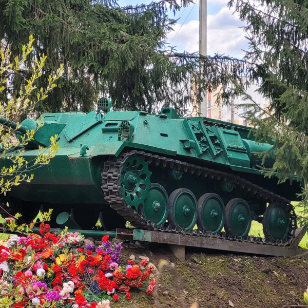 Памятник артиллерийскому тягачу
