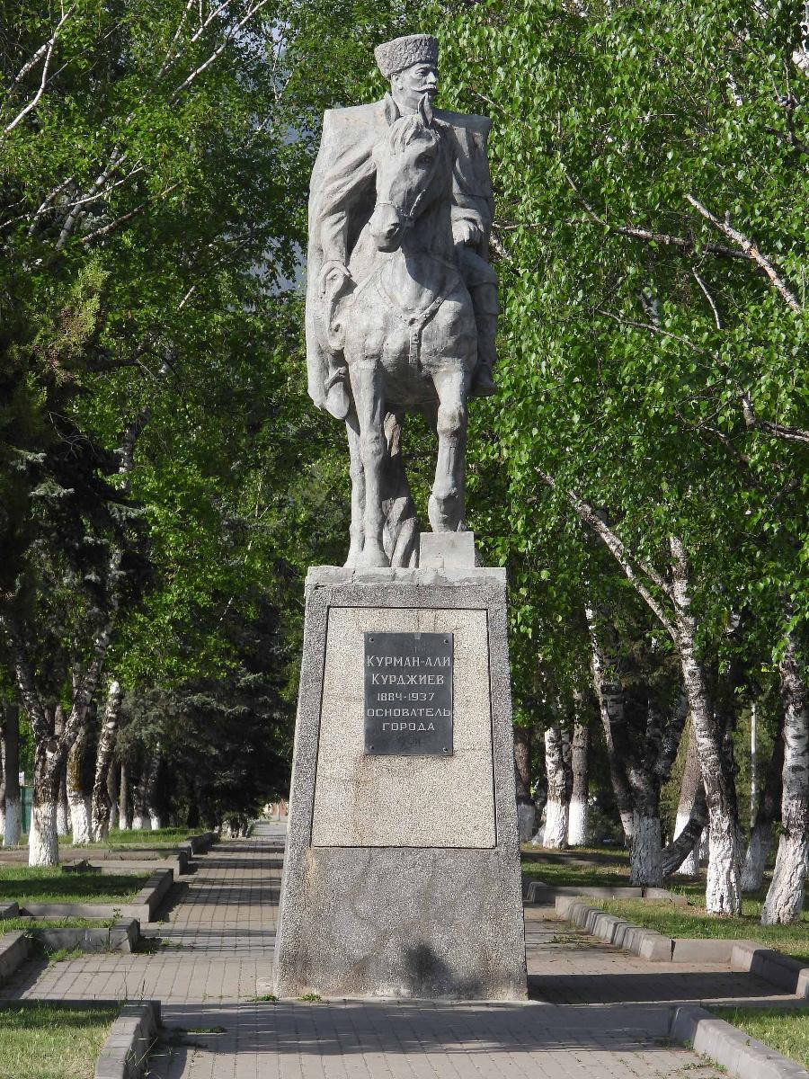 Памятник Курман-Али Курджиеву