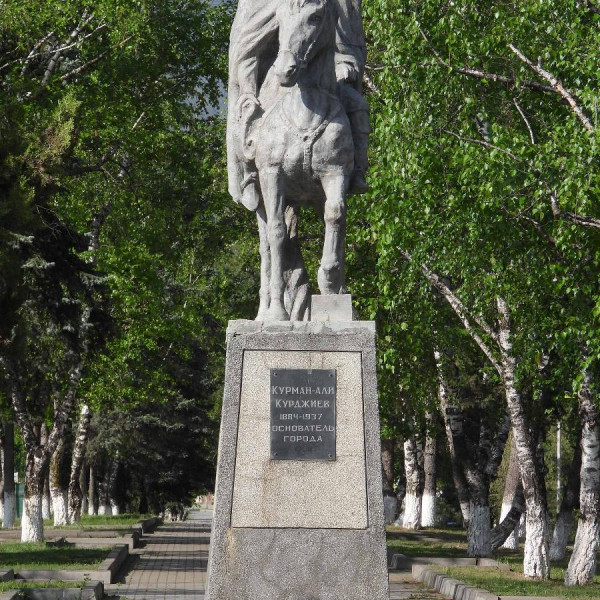 Памятник Курман-Али Курджиеву