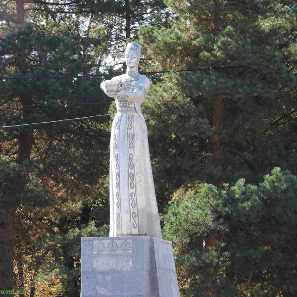 Памятник "Горянка"