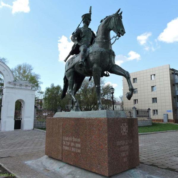 Памятник кавалерист-девице Дуровой Н. А.