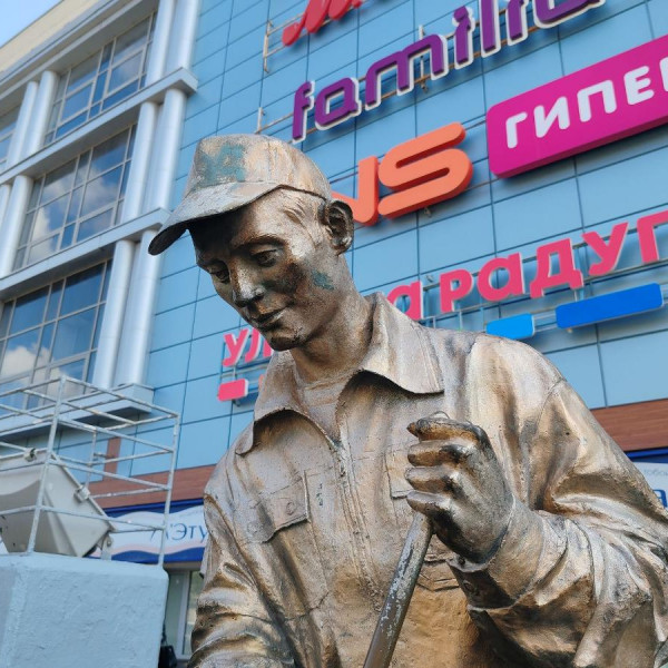 Памятник дворнику
