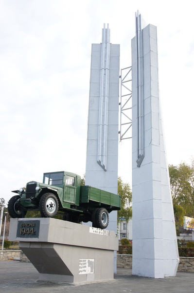 Памятник первому автомобилю