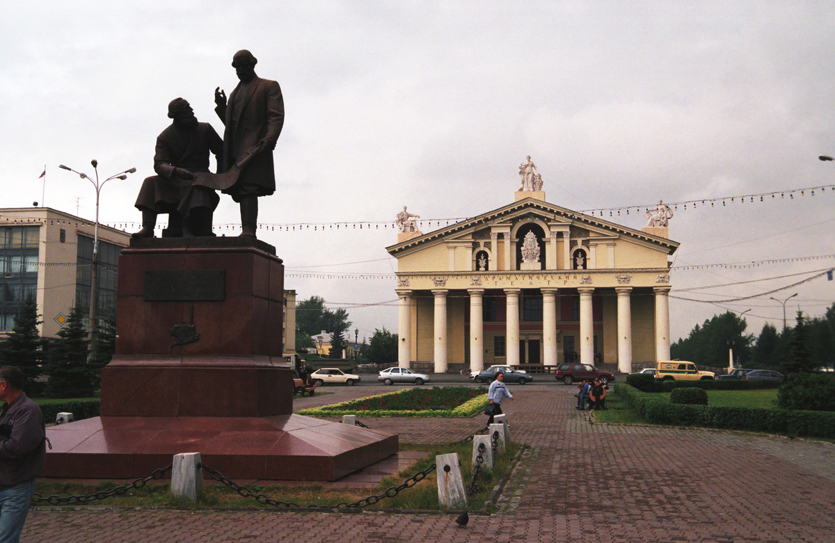 Памятник Черепановым