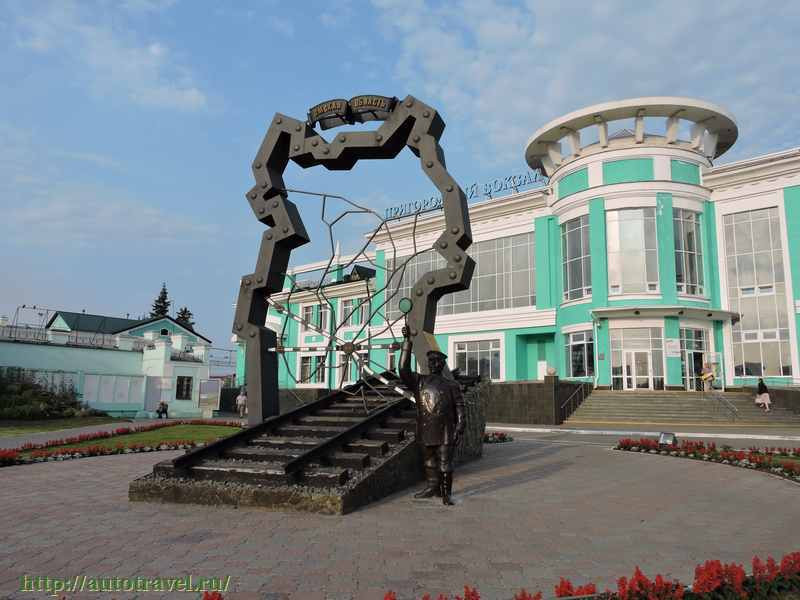 Стела, посвященная 170-летию железных дорог России