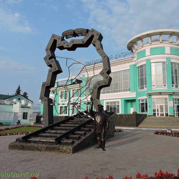 Стела, посвященная 170-летию железных дорог России
