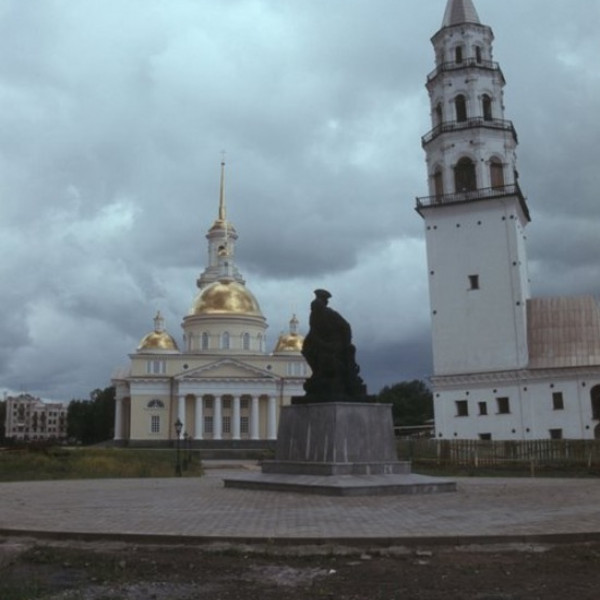 Памятник царю Петру и оружейнику Демидову