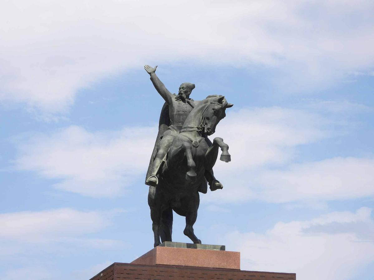 Памятник О.И.Городовикову