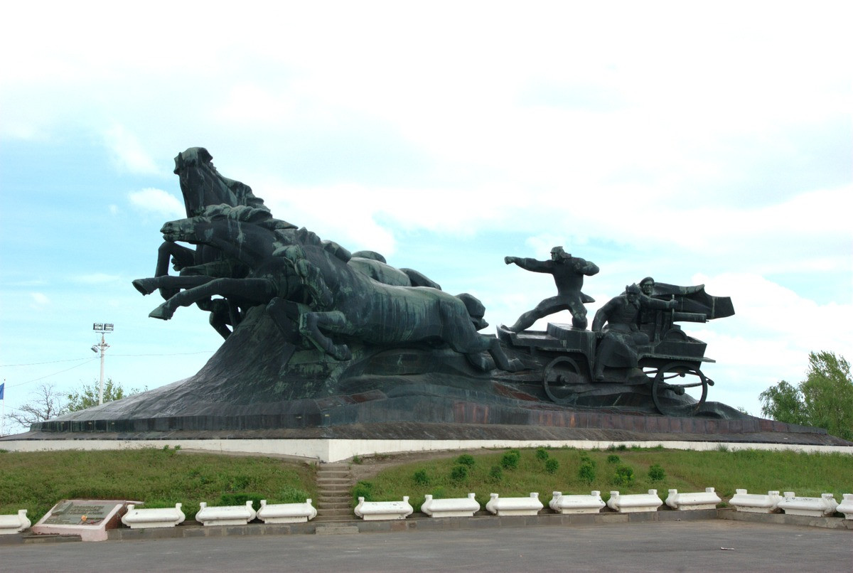 Памятник "Тачанка-ростовчанка"