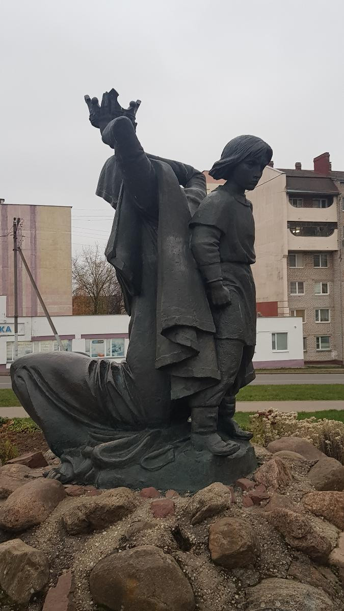 Памятник Рогнеде и Изяславу