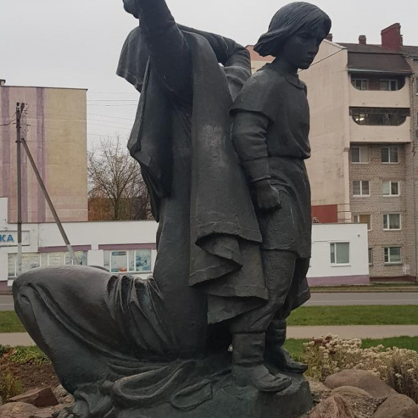 Памятник Рогнеде и Изяславу
