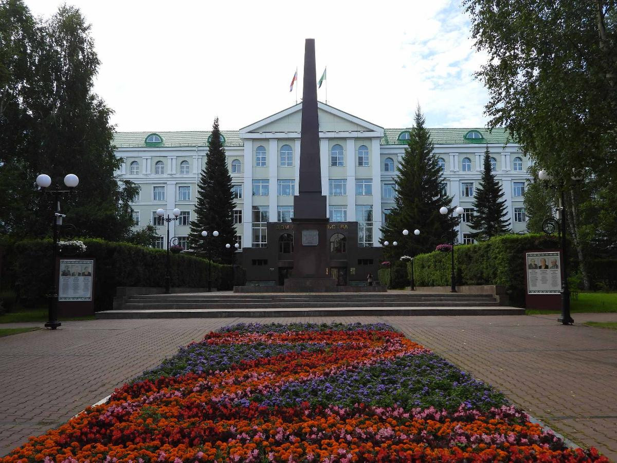 Памятный знак "Югра - преобразователям земли Югорской