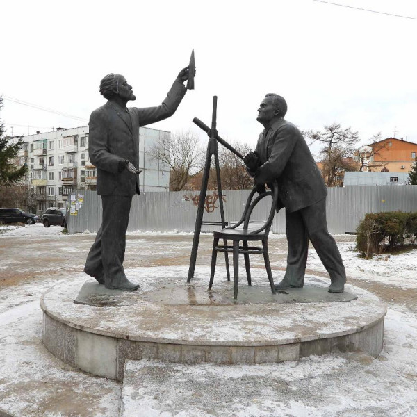 Скульптурная композиция К.Э. Циолковский и С.П. Королев
