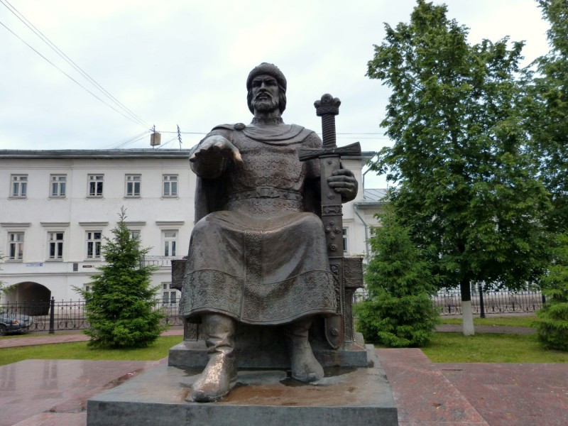 Памятник Юрию Долгорукому