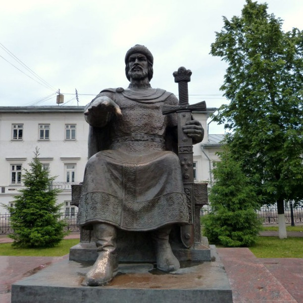 Памятник Юрию Долгорукому