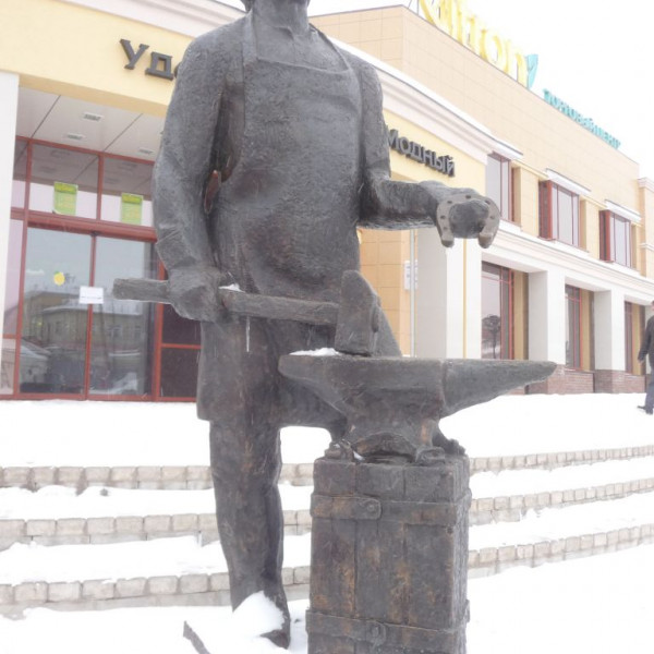 Памятник Павловскому кузнецу