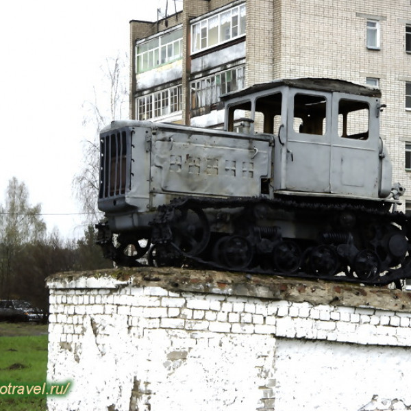 Памятник трактору ДТ-54