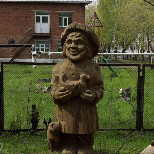 Деревянные скульптуры и "ворота счастья"