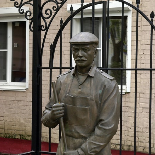 Памятник дворнику