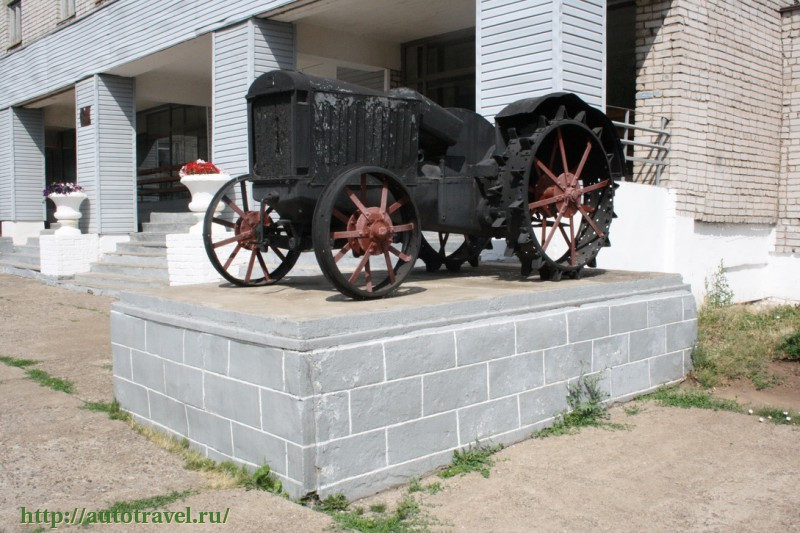 Памятники тракторам возле ПТУ- 26
