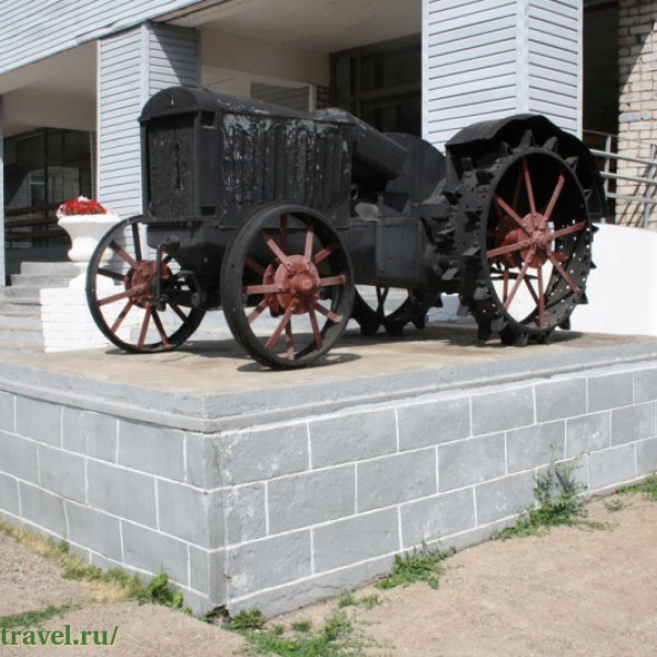Памятники тракторам возле ПТУ- 26