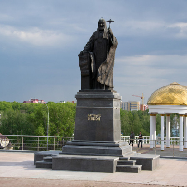 Памятник патриарху Никону