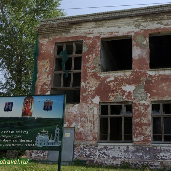 Памятниый знак на месте собора Михаила Архангела