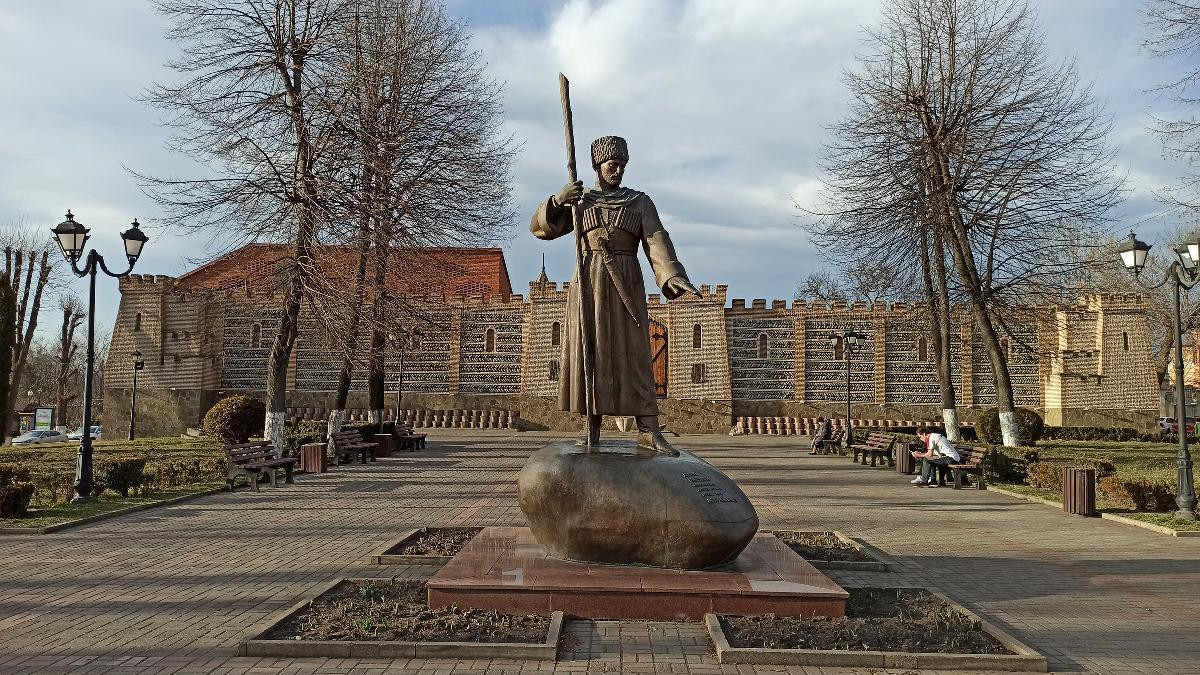Памятник Дзаугу Бугулову