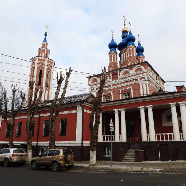 Никитинский храм в честь Рождества Божией Матери и памятник 