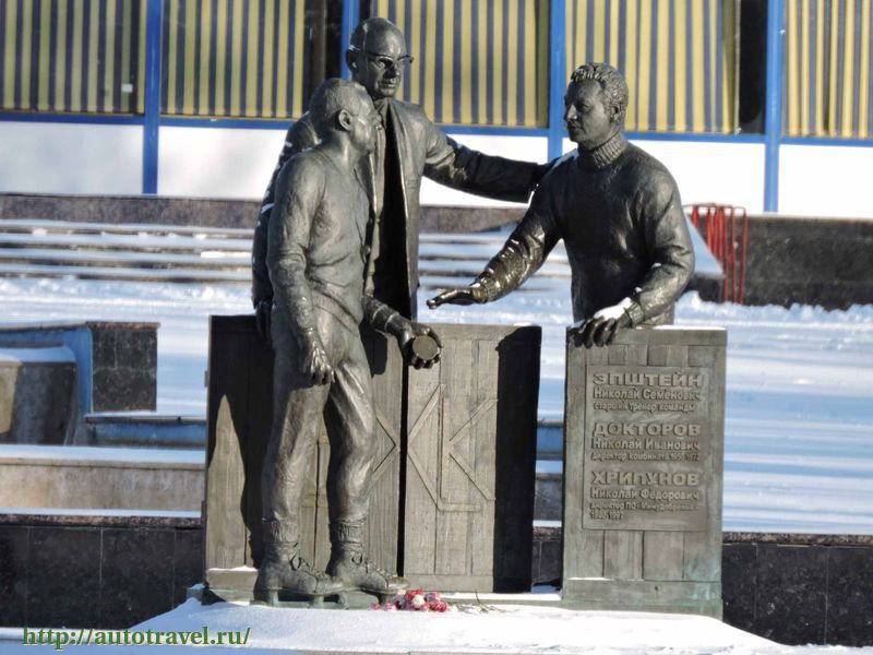 Памятник основателям хоккейной команды "Химик" Вос