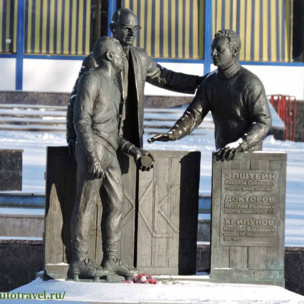 Памятник основателям хоккейной команды "Химик" Вос