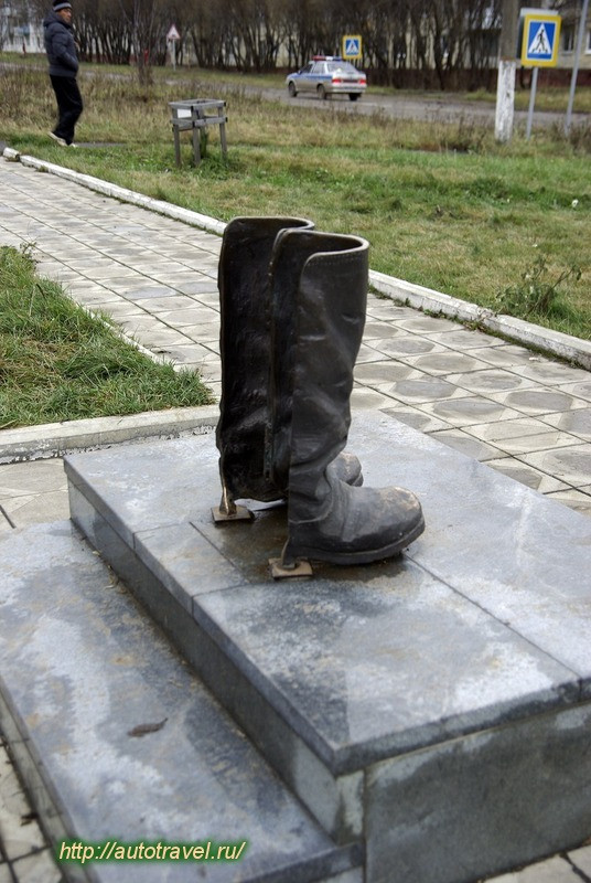 Памятник солдатским сапогам