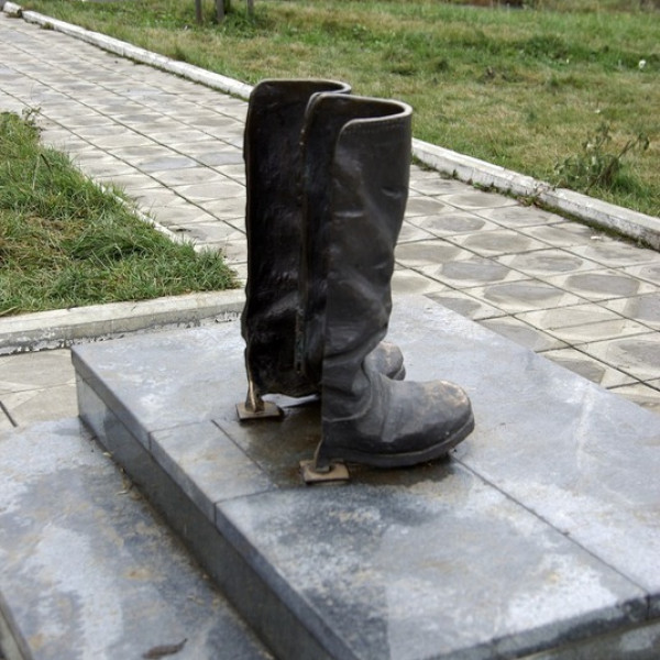 Памятник солдатским сапогам