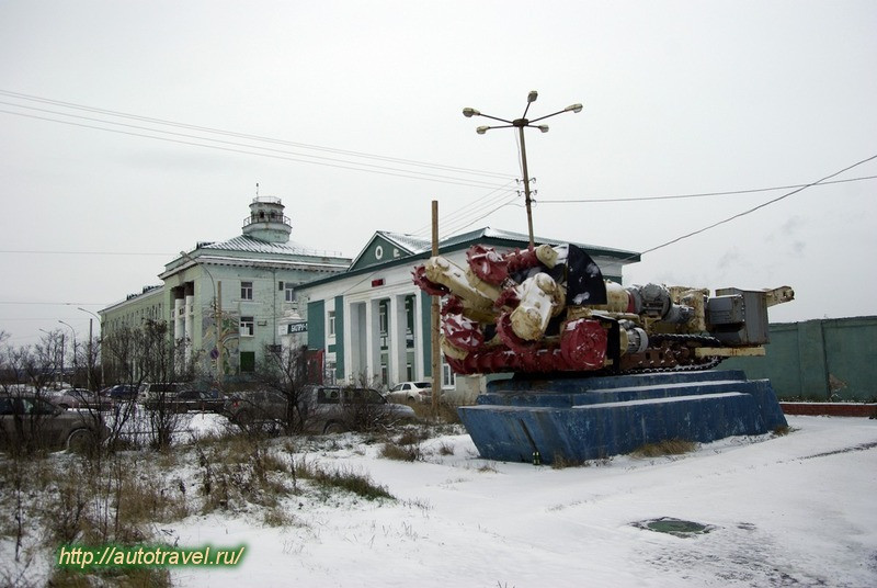 Памятник проходческо-очистному комбайну Урал-10 КСА