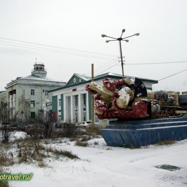 Памятник проходческо-очистному комбайну Урал-10 КСА