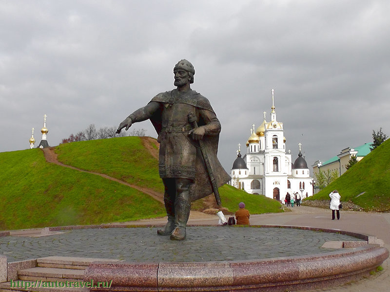 Памятник Юрию Долгорукому