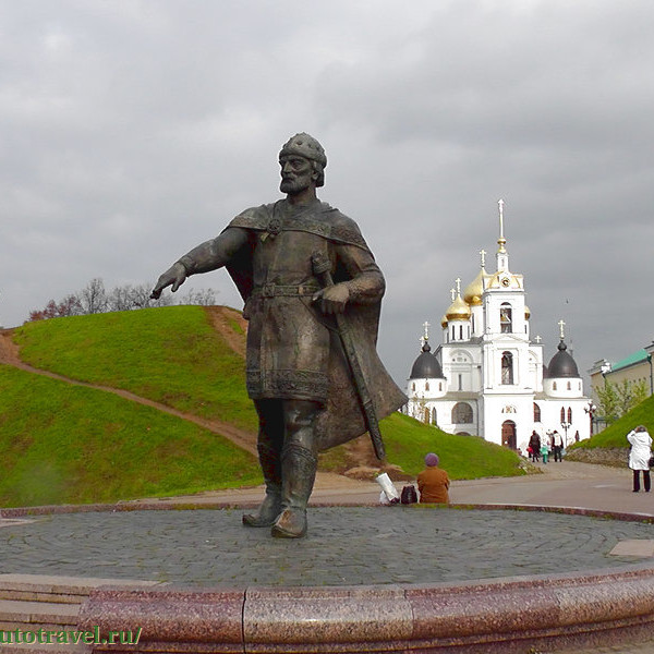 Памятник Юрию Долгорукому