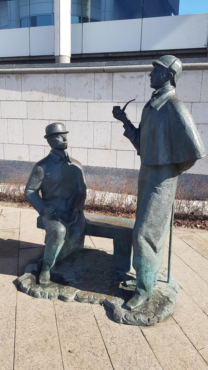 Памятник Шерлоку Холмсу и доктору Ватсону