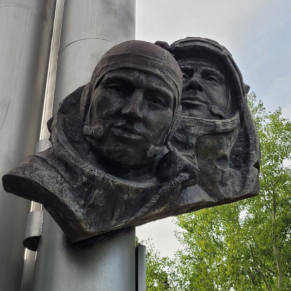 Памятник космонавтам