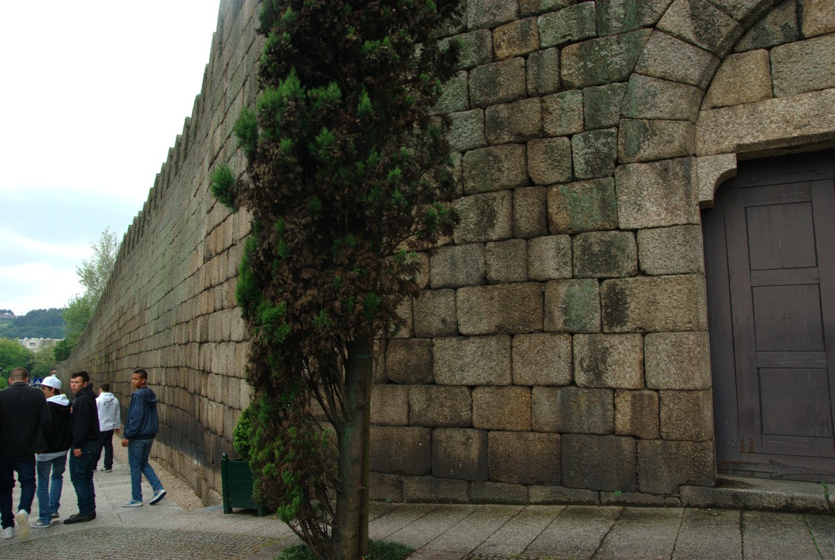 Крепостная стена Гимарайнша/Muralhas de Guimarães